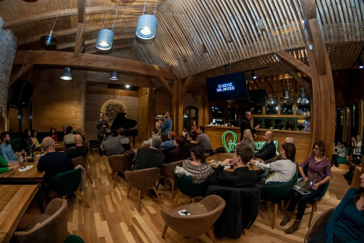 Concert cu pian în sala mare a Casei cu Bere