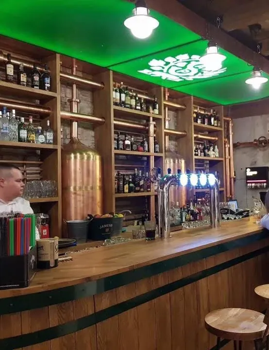 Barul Casa cu Bere, cu baldachinul verde Staropramen și tancurile de cupru