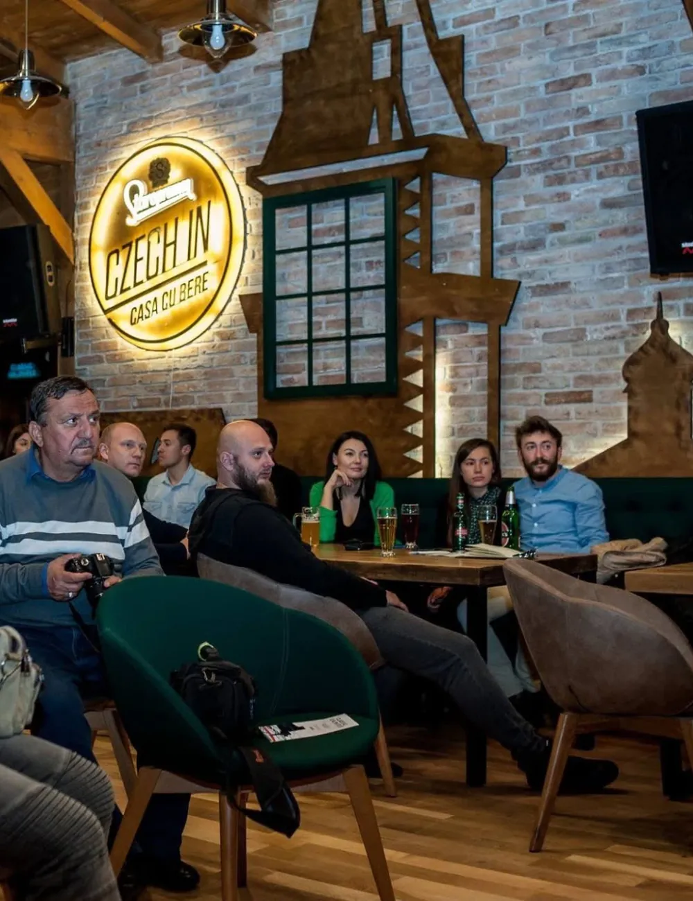 Prieteni la masă, sub firma luminoasă Czech In